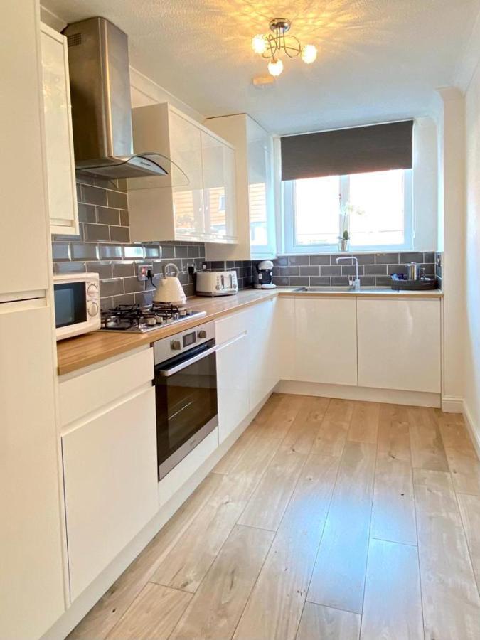 3 Bedroom - 2 Bathroom Townhouse In Corstorphine Near Murrayfield Stadium - Direct Bus To Edinburgh City Centre In 20 Minutes - Two Private Parking Spaces - Private Sunny Garden - Recently Refurbished Eksteriør billede