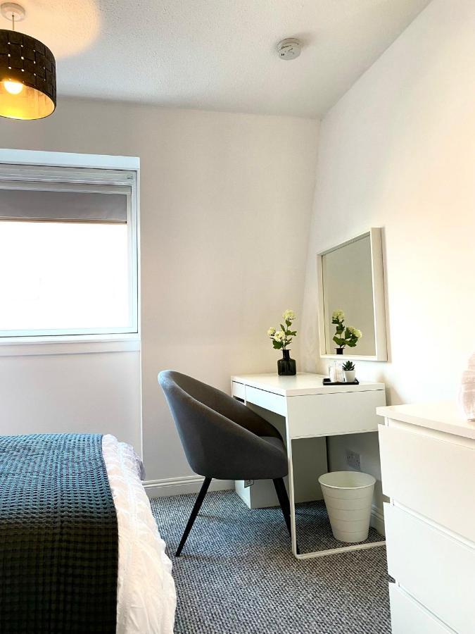3 Bedroom - 2 Bathroom Townhouse In Corstorphine Near Murrayfield Stadium - Direct Bus To Edinburgh City Centre In 20 Minutes - Two Private Parking Spaces - Private Sunny Garden - Recently Refurbished Eksteriør billede