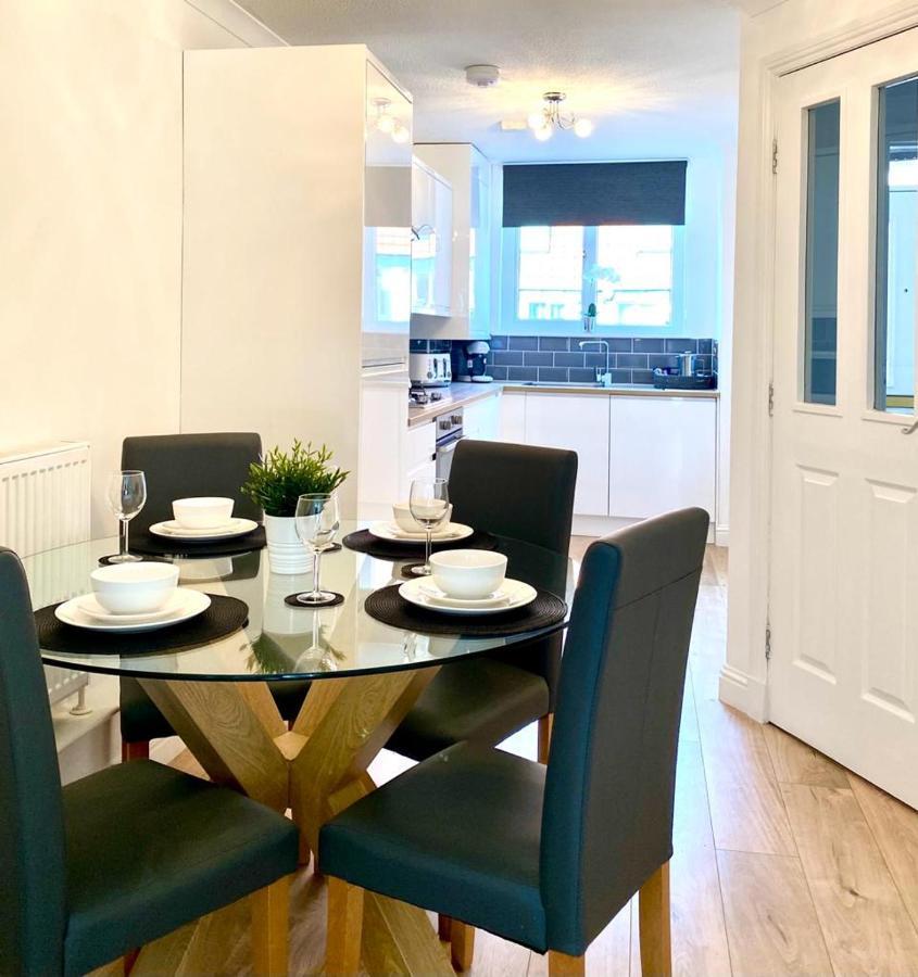 3 Bedroom - 2 Bathroom Townhouse In Corstorphine Near Murrayfield Stadium - Direct Bus To Edinburgh City Centre In 20 Minutes - Two Private Parking Spaces - Private Sunny Garden - Recently Refurbished Eksteriør billede