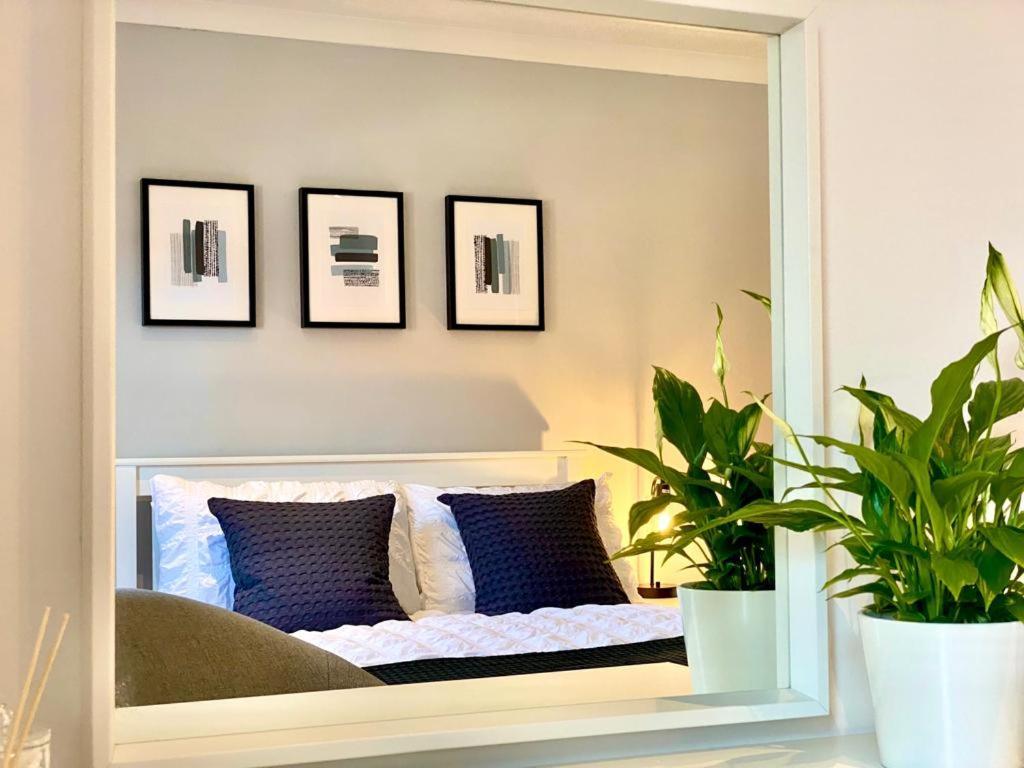 3 Bedroom - 2 Bathroom Townhouse In Corstorphine Near Murrayfield Stadium - Direct Bus To Edinburgh City Centre In 20 Minutes - Two Private Parking Spaces - Private Sunny Garden - Recently Refurbished Eksteriør billede
