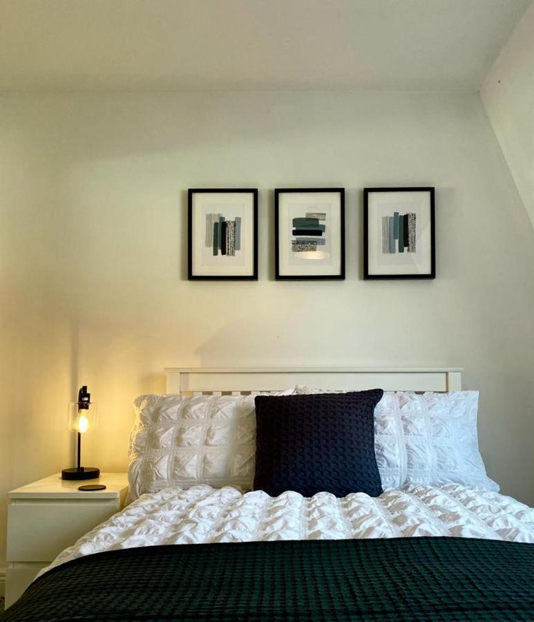 3 Bedroom - 2 Bathroom Townhouse In Corstorphine Near Murrayfield Stadium - Direct Bus To Edinburgh City Centre In 20 Minutes - Two Private Parking Spaces - Private Sunny Garden - Recently Refurbished Eksteriør billede