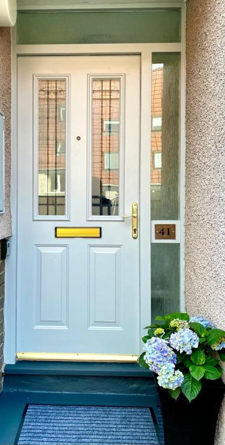 3 Bedroom - 2 Bathroom Townhouse In Corstorphine Near Murrayfield Stadium - Direct Bus To Edinburgh City Centre In 20 Minutes - Two Private Parking Spaces - Private Sunny Garden - Recently Refurbished Eksteriør billede
