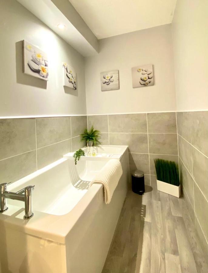 3 Bedroom - 2 Bathroom Townhouse In Corstorphine Near Murrayfield Stadium - Direct Bus To Edinburgh City Centre In 20 Minutes - Two Private Parking Spaces - Private Sunny Garden - Recently Refurbished Eksteriør billede