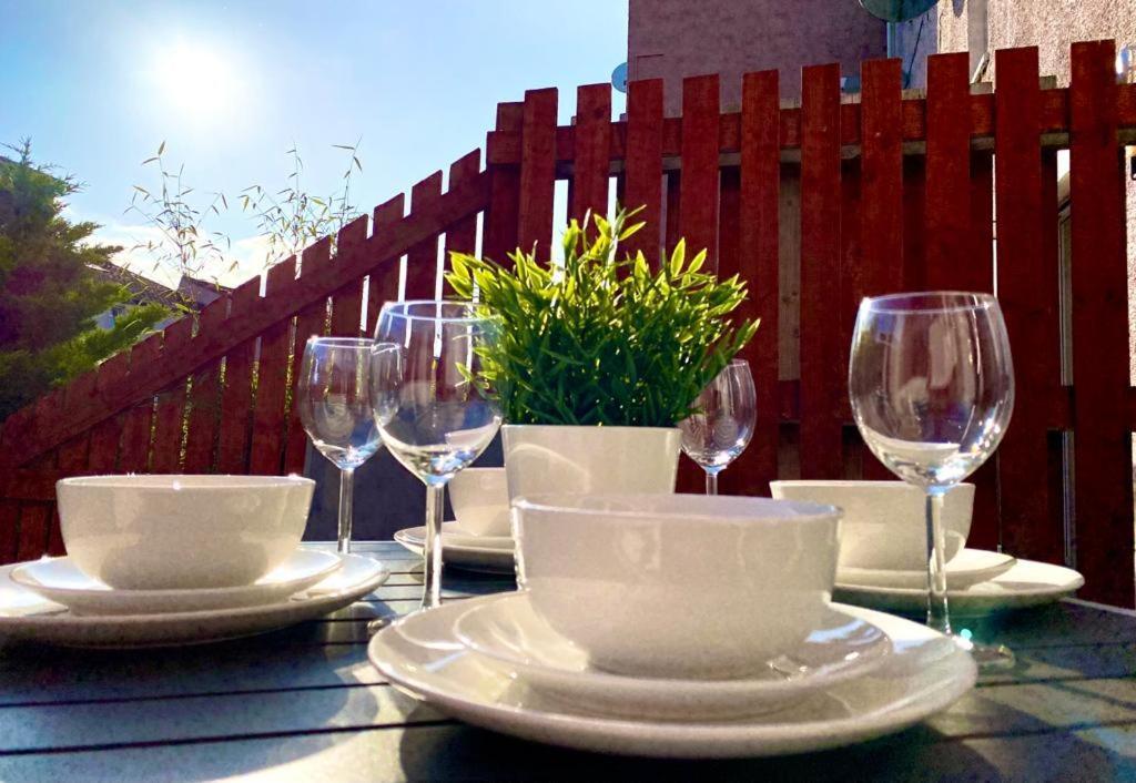 3 Bedroom - 2 Bathroom Townhouse In Corstorphine Near Murrayfield Stadium - Direct Bus To Edinburgh City Centre In 20 Minutes - Two Private Parking Spaces - Private Sunny Garden - Recently Refurbished Eksteriør billede
