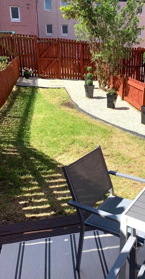 3 Bedroom - 2 Bathroom Townhouse In Corstorphine Near Murrayfield Stadium - Direct Bus To Edinburgh City Centre In 20 Minutes - Two Private Parking Spaces - Private Sunny Garden - Recently Refurbished Eksteriør billede