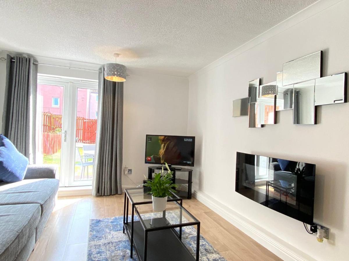 3 Bedroom - 2 Bathroom Townhouse In Corstorphine Near Murrayfield Stadium - Direct Bus To Edinburgh City Centre In 20 Minutes - Two Private Parking Spaces - Private Sunny Garden - Recently Refurbished Eksteriør billede