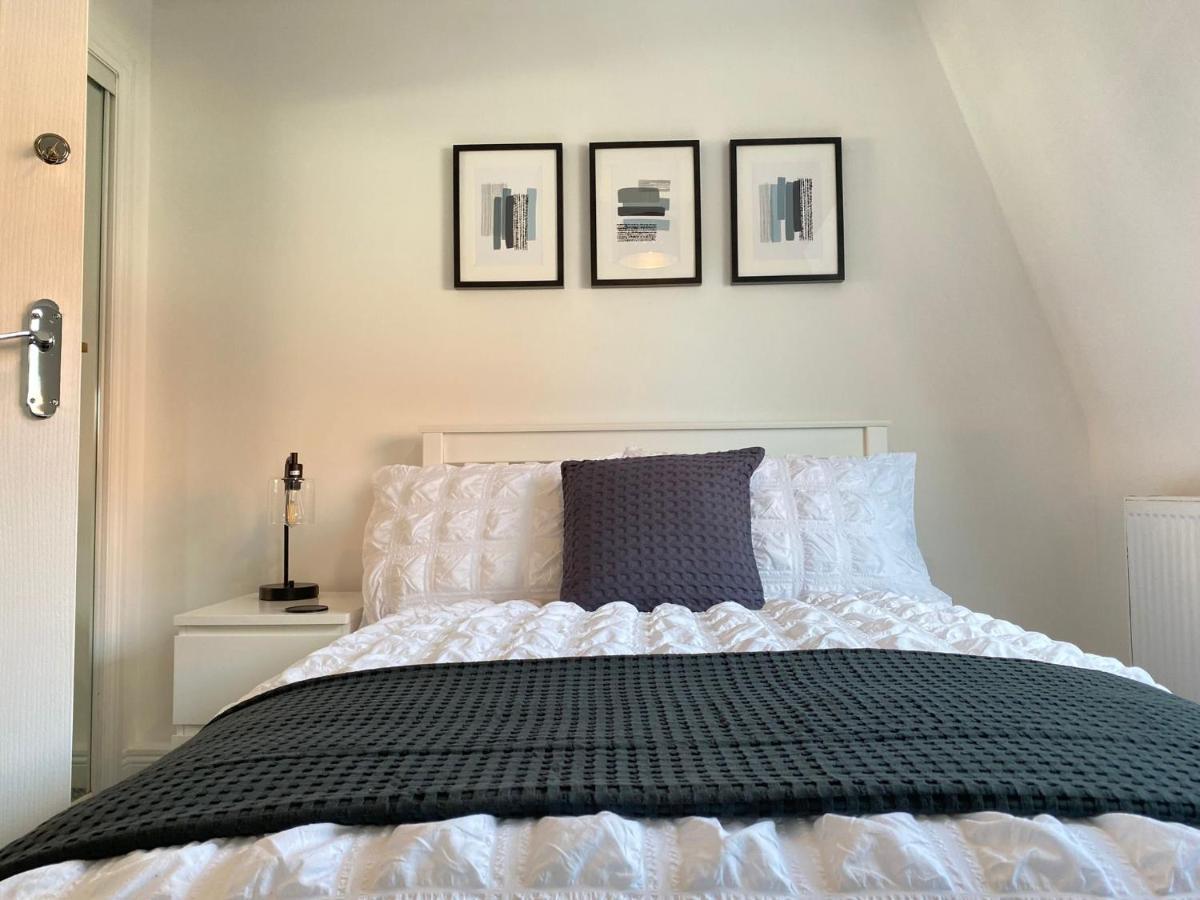 3 Bedroom - 2 Bathroom Townhouse In Corstorphine Near Murrayfield Stadium - Direct Bus To Edinburgh City Centre In 20 Minutes - Two Private Parking Spaces - Private Sunny Garden - Recently Refurbished Eksteriør billede