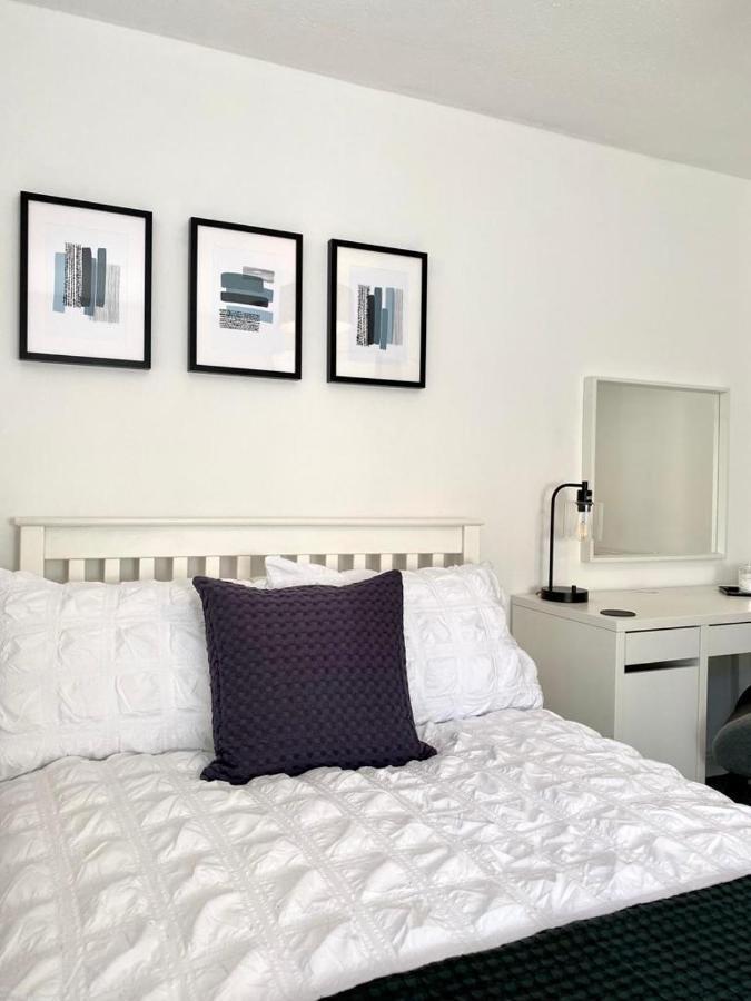 3 Bedroom - 2 Bathroom Townhouse In Corstorphine Near Murrayfield Stadium - Direct Bus To Edinburgh City Centre In 20 Minutes - Two Private Parking Spaces - Private Sunny Garden - Recently Refurbished Eksteriør billede