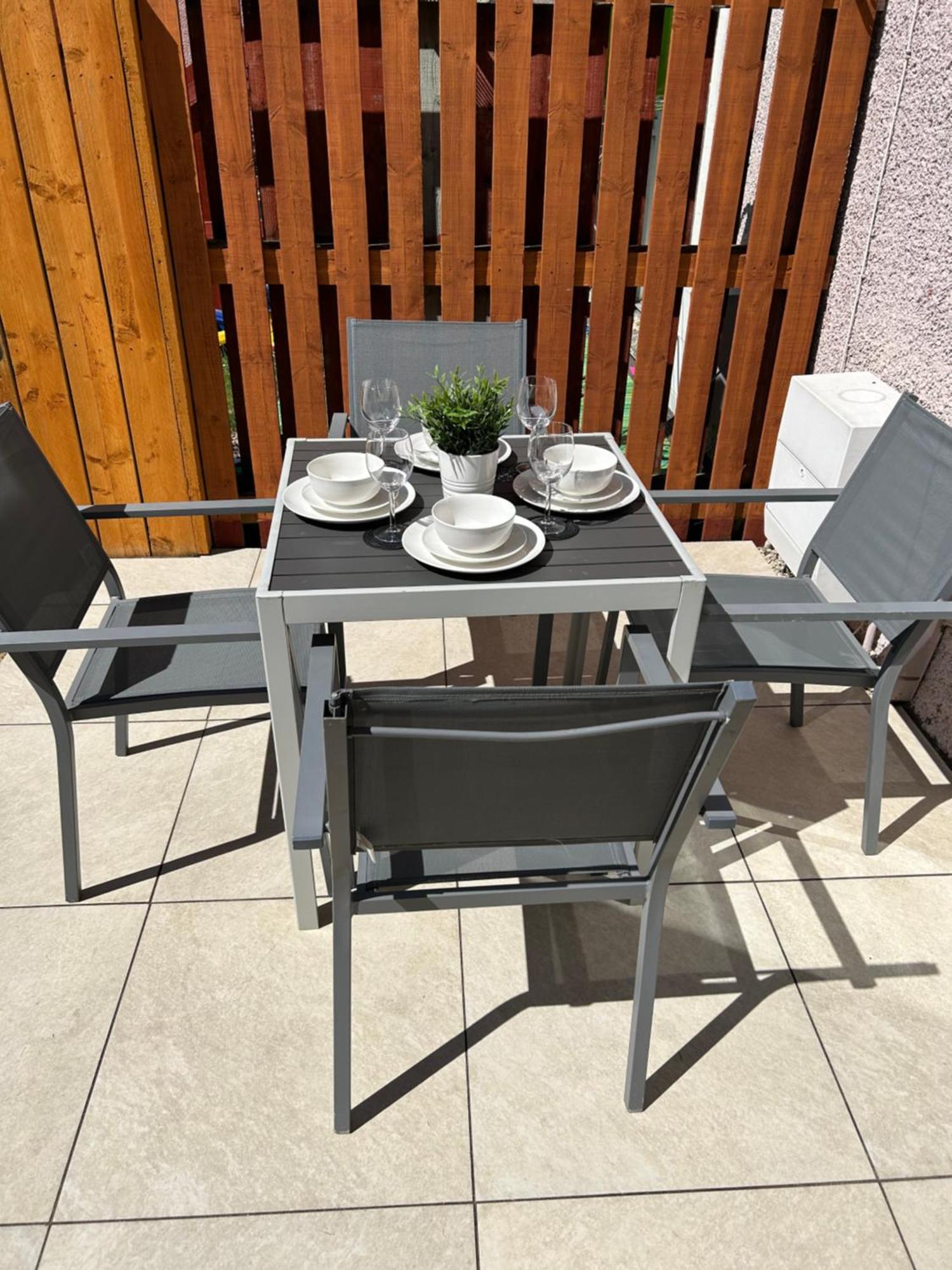 3 Bedroom - 2 Bathroom Townhouse In Corstorphine Near Murrayfield Stadium - Direct Bus To Edinburgh City Centre In 20 Minutes - Two Private Parking Spaces - Private Sunny Garden - Recently Refurbished Eksteriør billede