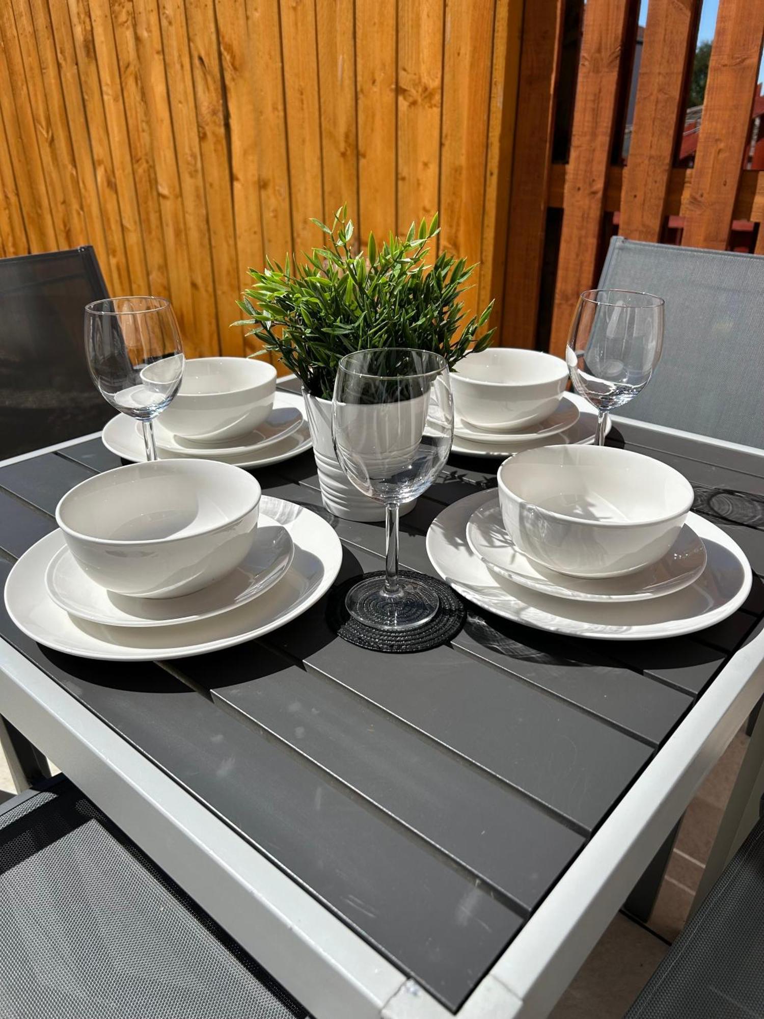3 Bedroom - 2 Bathroom Townhouse In Corstorphine Near Murrayfield Stadium - Direct Bus To Edinburgh City Centre In 20 Minutes - Two Private Parking Spaces - Private Sunny Garden - Recently Refurbished Eksteriør billede