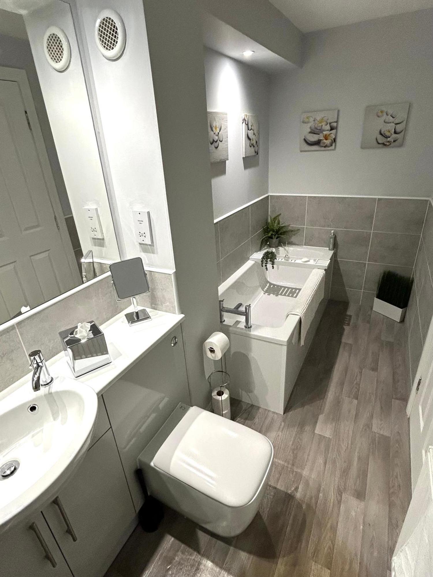 3 Bedroom - 2 Bathroom Townhouse In Corstorphine Near Murrayfield Stadium - Direct Bus To Edinburgh City Centre In 20 Minutes - Two Private Parking Spaces - Private Sunny Garden - Recently Refurbished Eksteriør billede