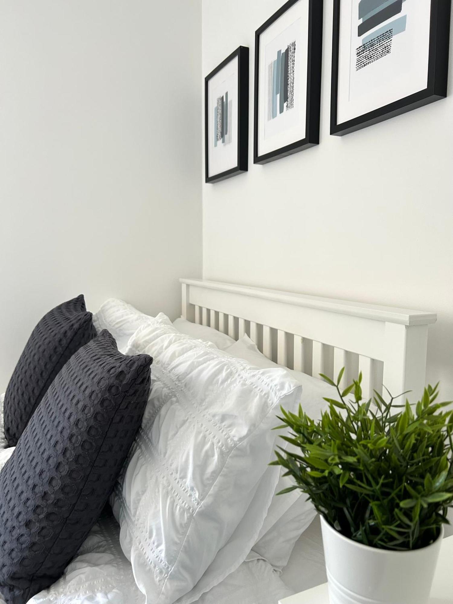 3 Bedroom - 2 Bathroom Townhouse In Corstorphine Near Murrayfield Stadium - Direct Bus To Edinburgh City Centre In 20 Minutes - Two Private Parking Spaces - Private Sunny Garden - Recently Refurbished Eksteriør billede