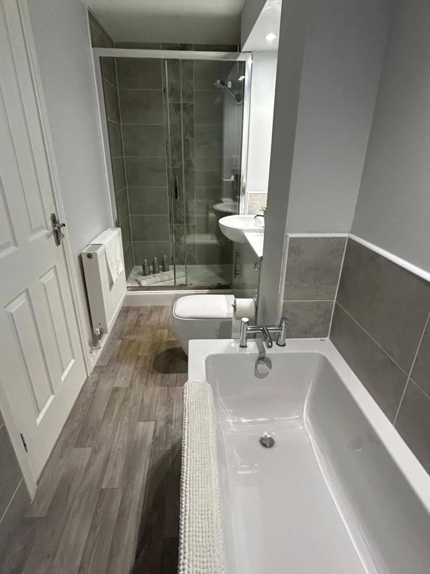 3 Bedroom - 2 Bathroom Townhouse In Corstorphine Near Murrayfield Stadium - Direct Bus To Edinburgh City Centre In 20 Minutes - Two Private Parking Spaces - Private Sunny Garden - Recently Refurbished Eksteriør billede